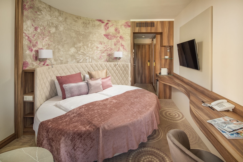 Premium, Round Bed, Balcony