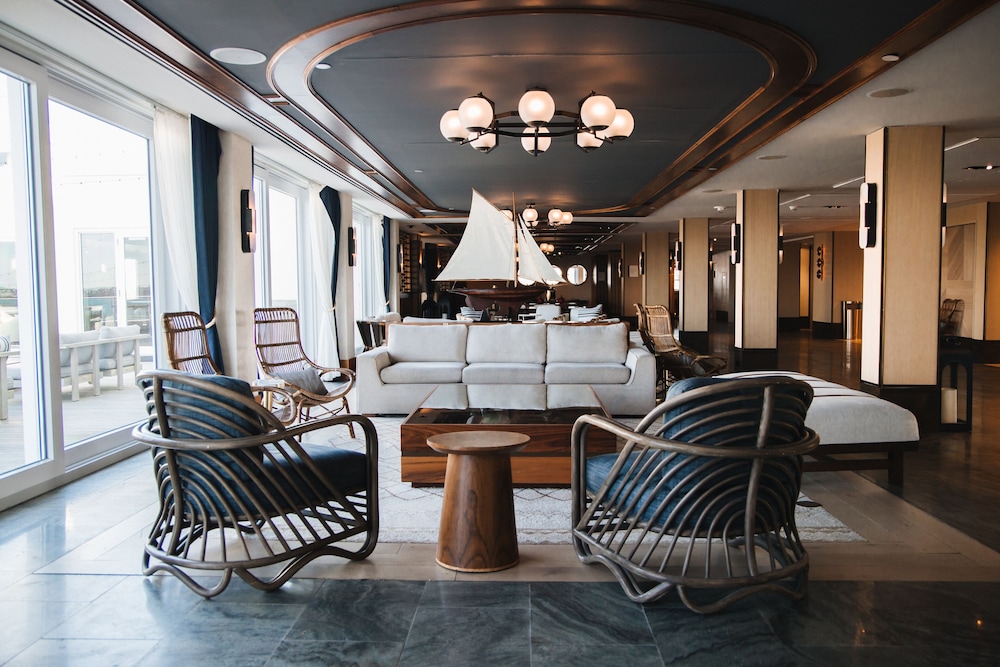Newport Harbor Island Resort 45/66