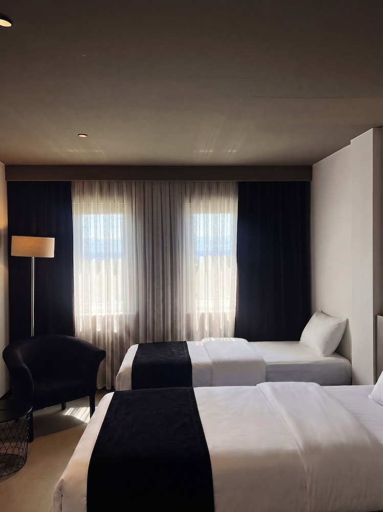 ZINOS HOTEL 6/37