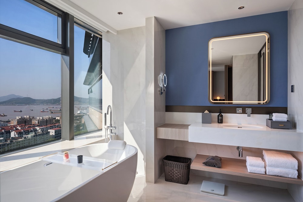 غرفة تنفيذية بسرير كينج، Novotel Zhoushan Luting 4/4
