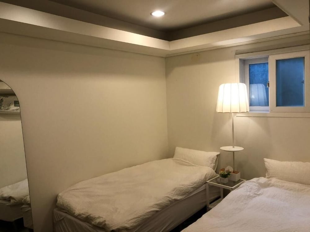 غرفة بسريرين منفصلين بإطلالة على المدينة