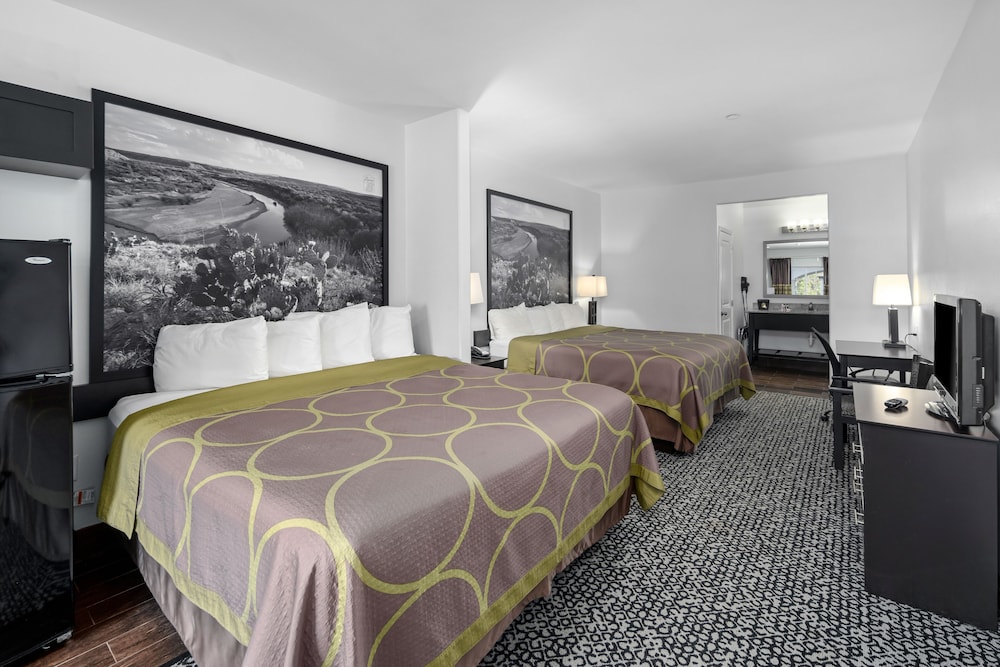 Efficiency, 2 Queen Beds