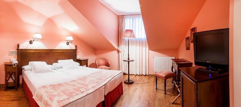 Basic, Twin Beds, Attic