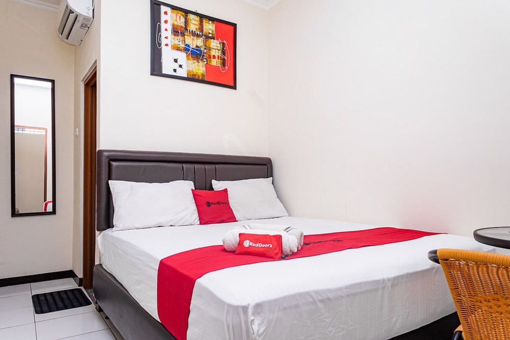 RedDoorz near Alun Alun Bandung 2 7/32
