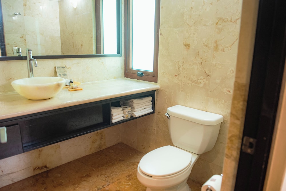 El Taj Oceanfront & Beachside Condo Hotel 73/74