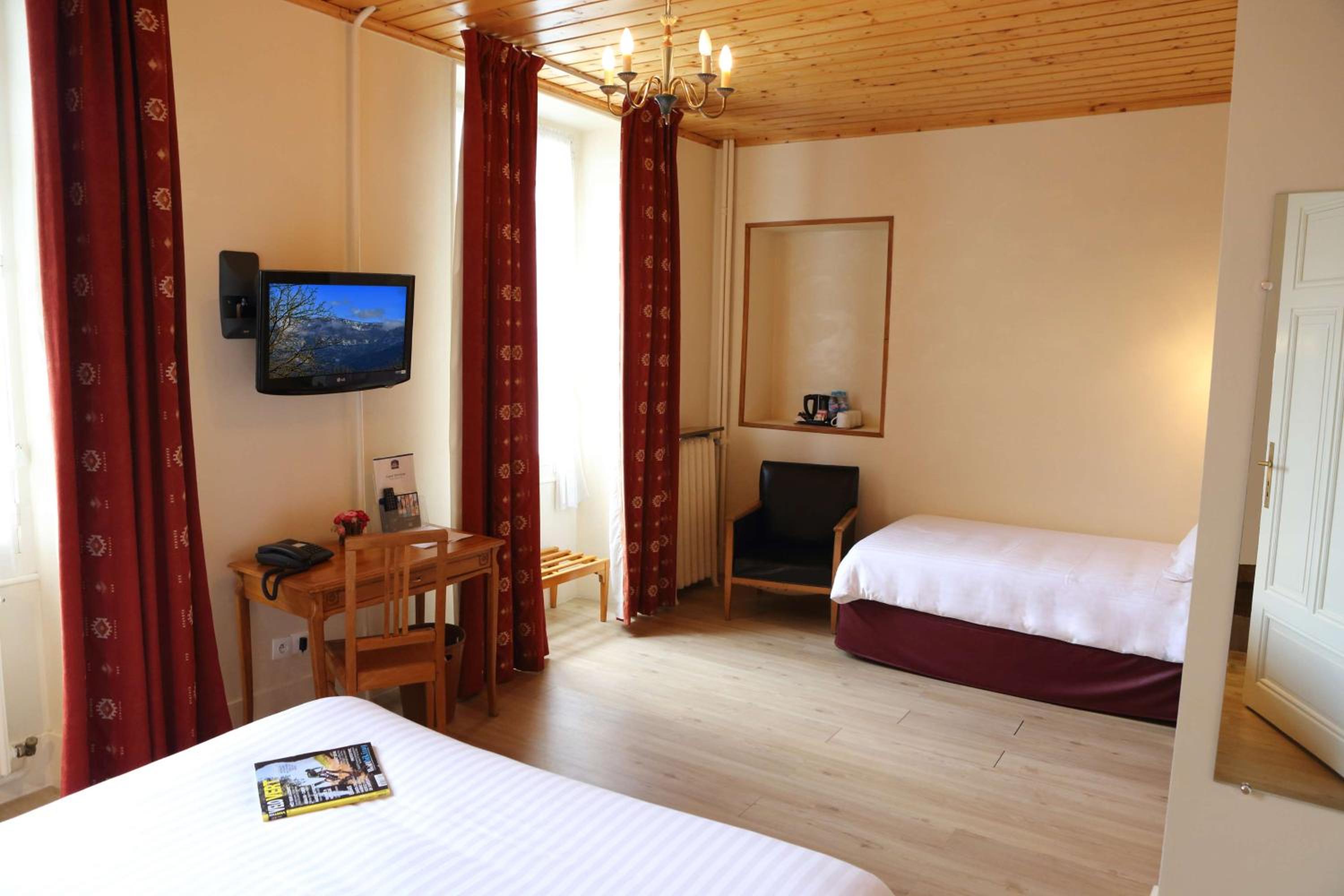 Junior Suite, Queen Bed, Best Western Grand Hotel De Paris 2/5