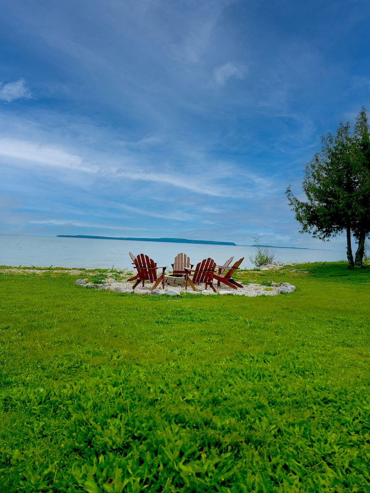 Days Inn Suites By Wyndham St Ignace Lakefront 40/50