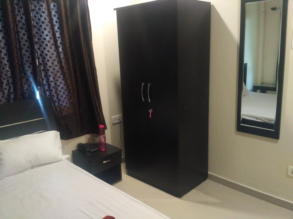 Hotel Honey Lodging 16/17