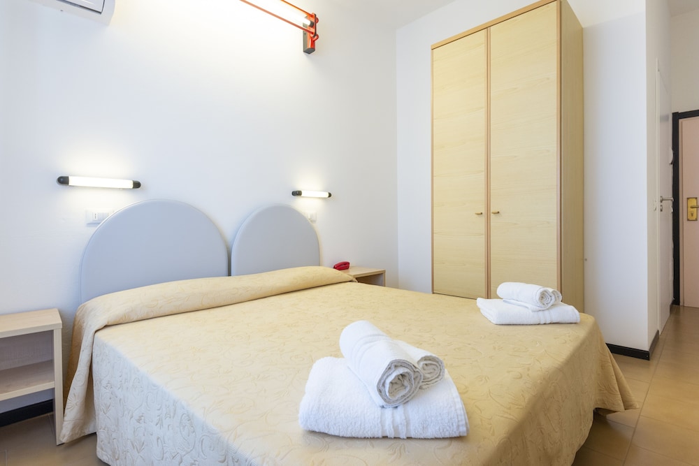 ROOM, DOUBLE BED