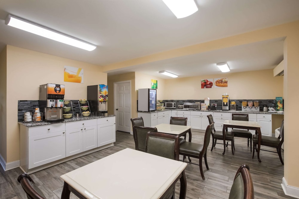 Quality Inn & Suites Greensboro near Lake Oconee 27/36