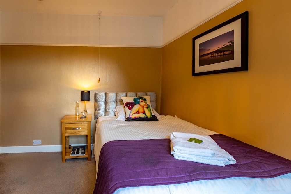 Holly Lodge Guest House 16/72