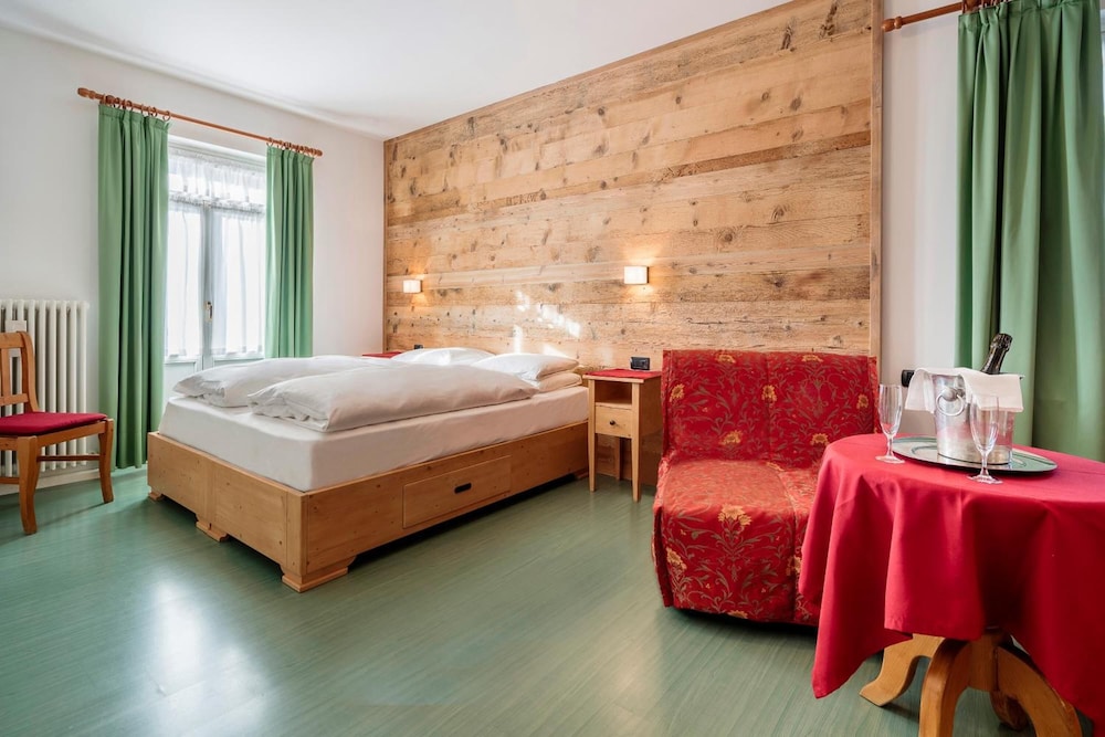 Junior Suite, 1 Double and 1 Single Bed, Hotel Oasi 2/6