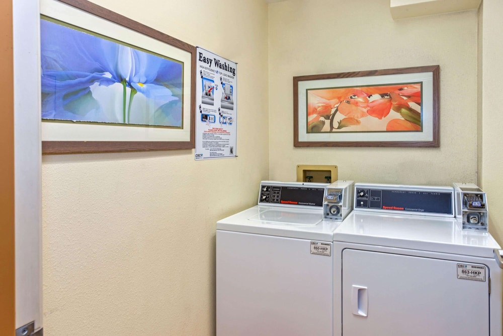 La Quinta Inn Milwaukee Airport/Oak Creek 25/53