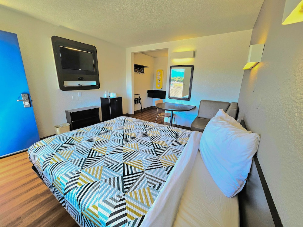Motel6 Palm Desert, CA - Palm Springs Area 24/37