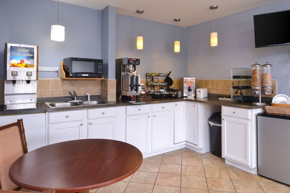 Americas Best Value Inn Suites Branson Near the Strip 8/32