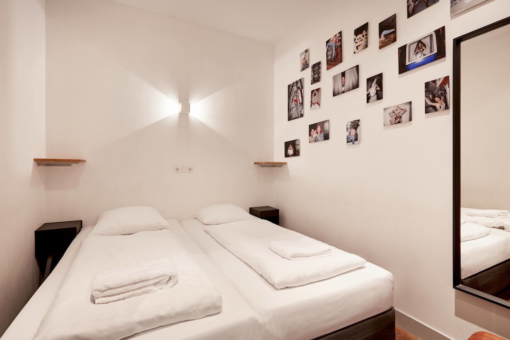 Hotel Not Hotel 18/77