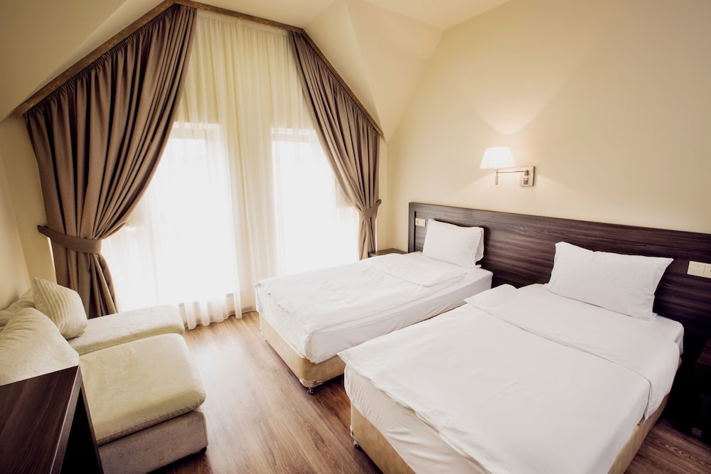 YEREVAN DELUXE HOTEL 18/61
