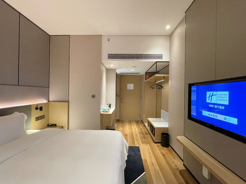 Holiday Inn Express Shenzhen Longhua 30/77