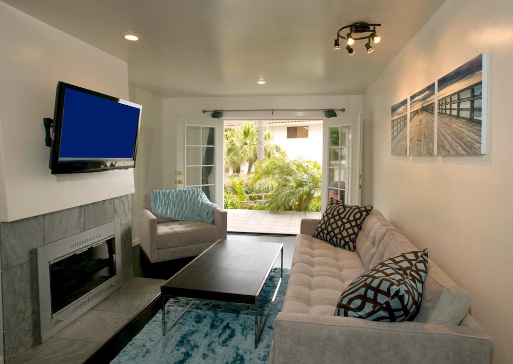 Oceanside Marina Suites 25/43