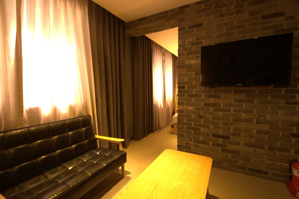 Vella Suite Hotel 33/50