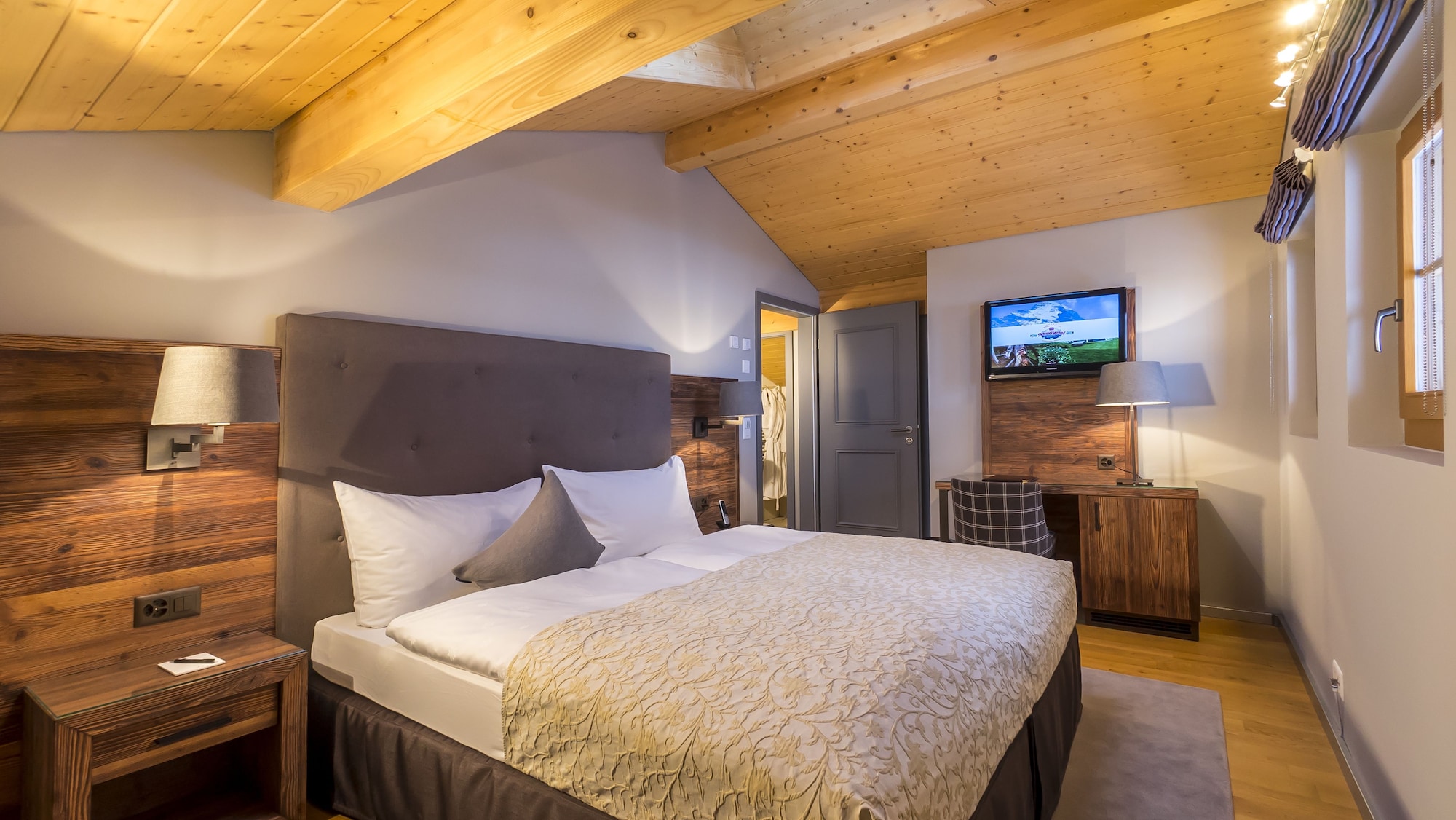 3 Bedrooms, Eiger, Superior, Suite, 6 Beds, Mountain View, Balcony