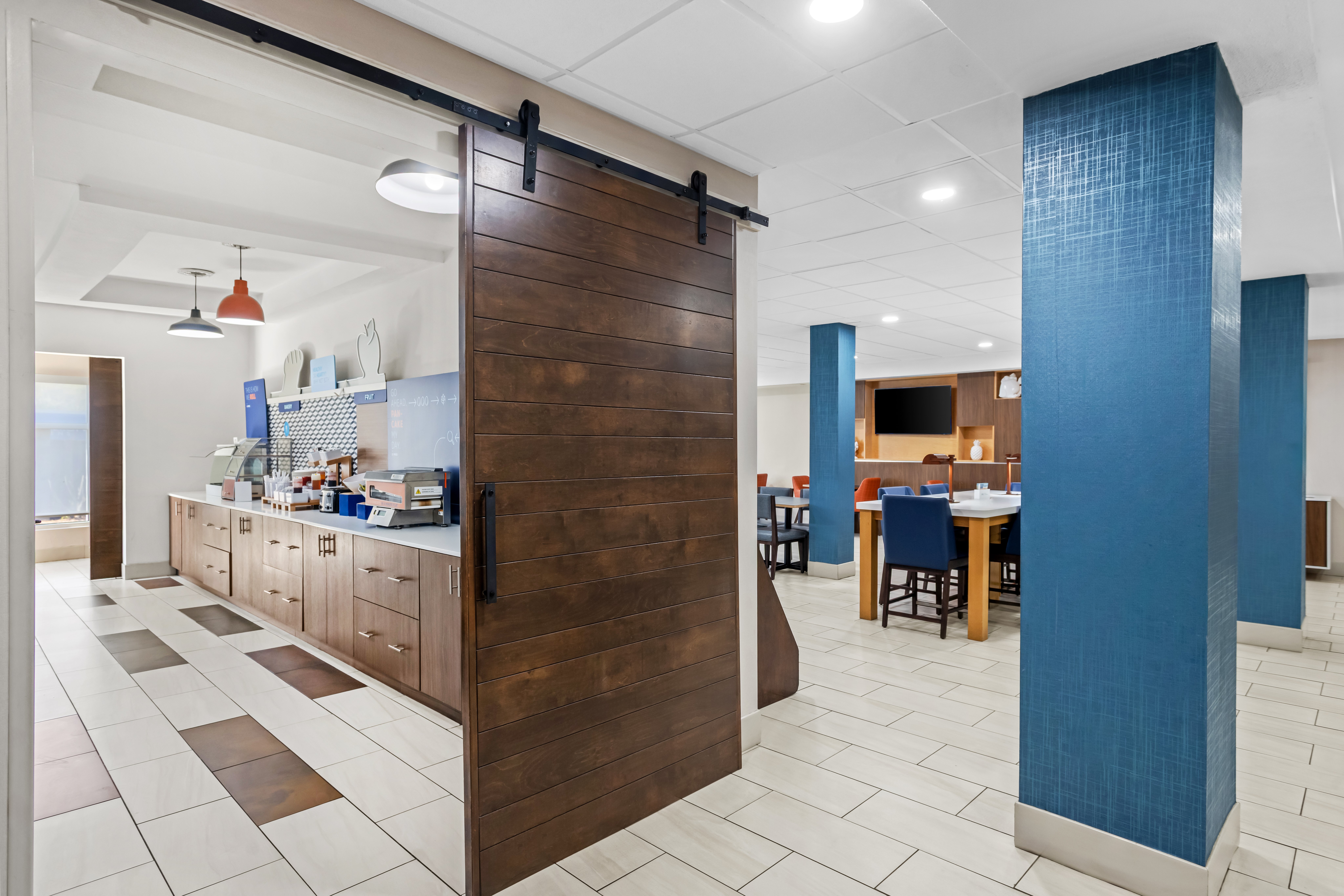 Holiday Inn Express Hotel Suites Savannah Midtown 10/81
