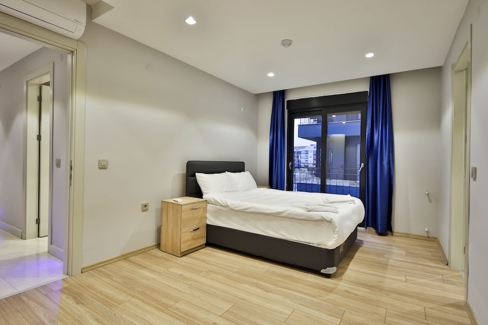 Mene Suites 10/33