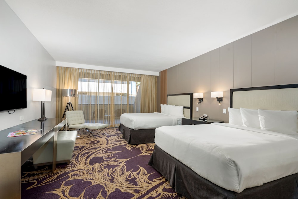 DELUXE, 2 QUEEN BEDS