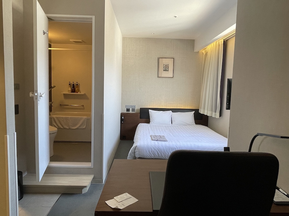 CLAYTON BAY HOTEL 26/67