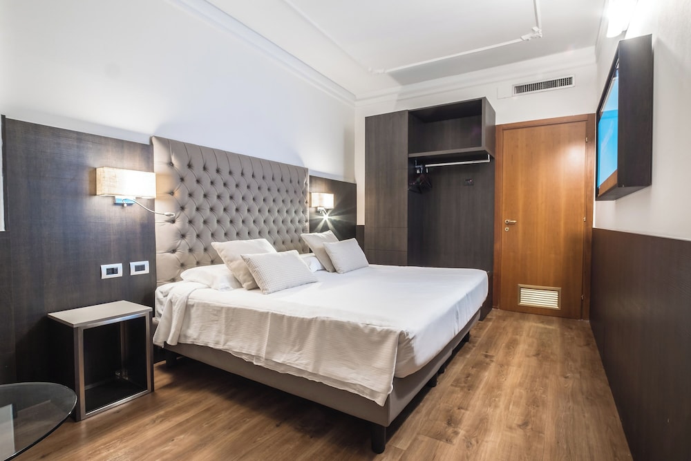 ROOM, DOUBLE OR TWIN BED