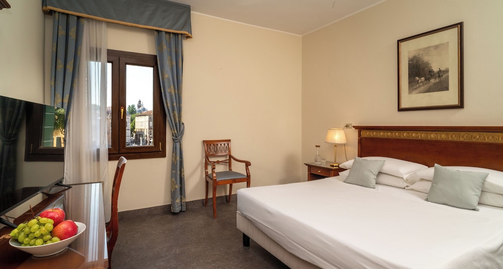 PANORAMIC, DOUBLE OR TWIN BED, CITY VIEW