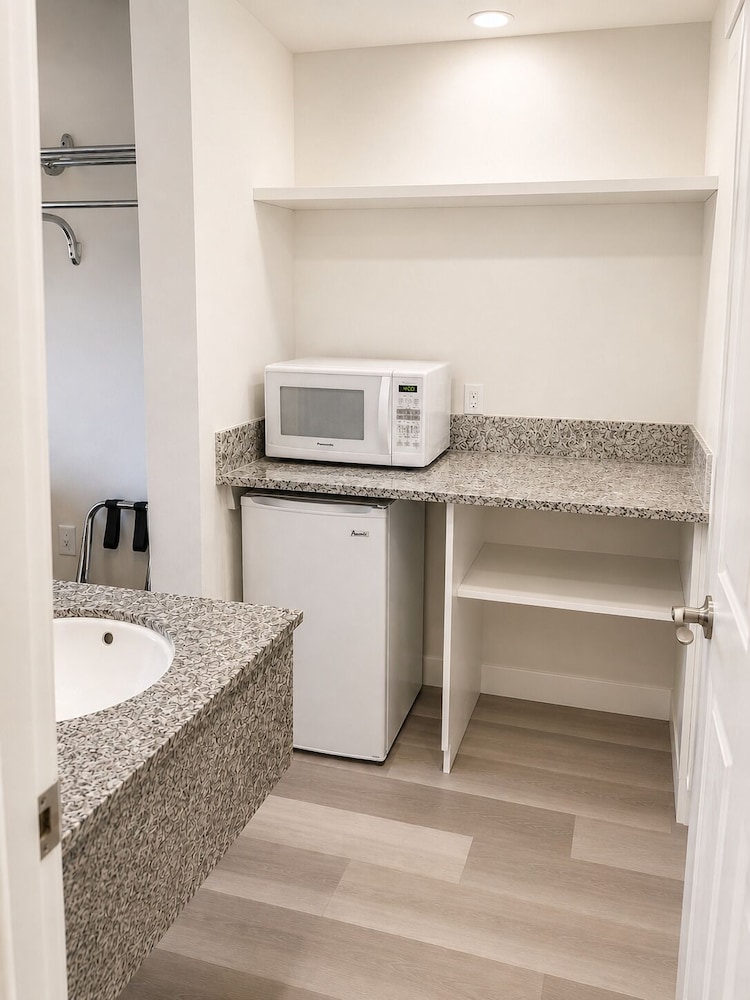 Room, 2 Queen Beds, Kitchenette, Days Inn by Wyndham Lake Point 6/7