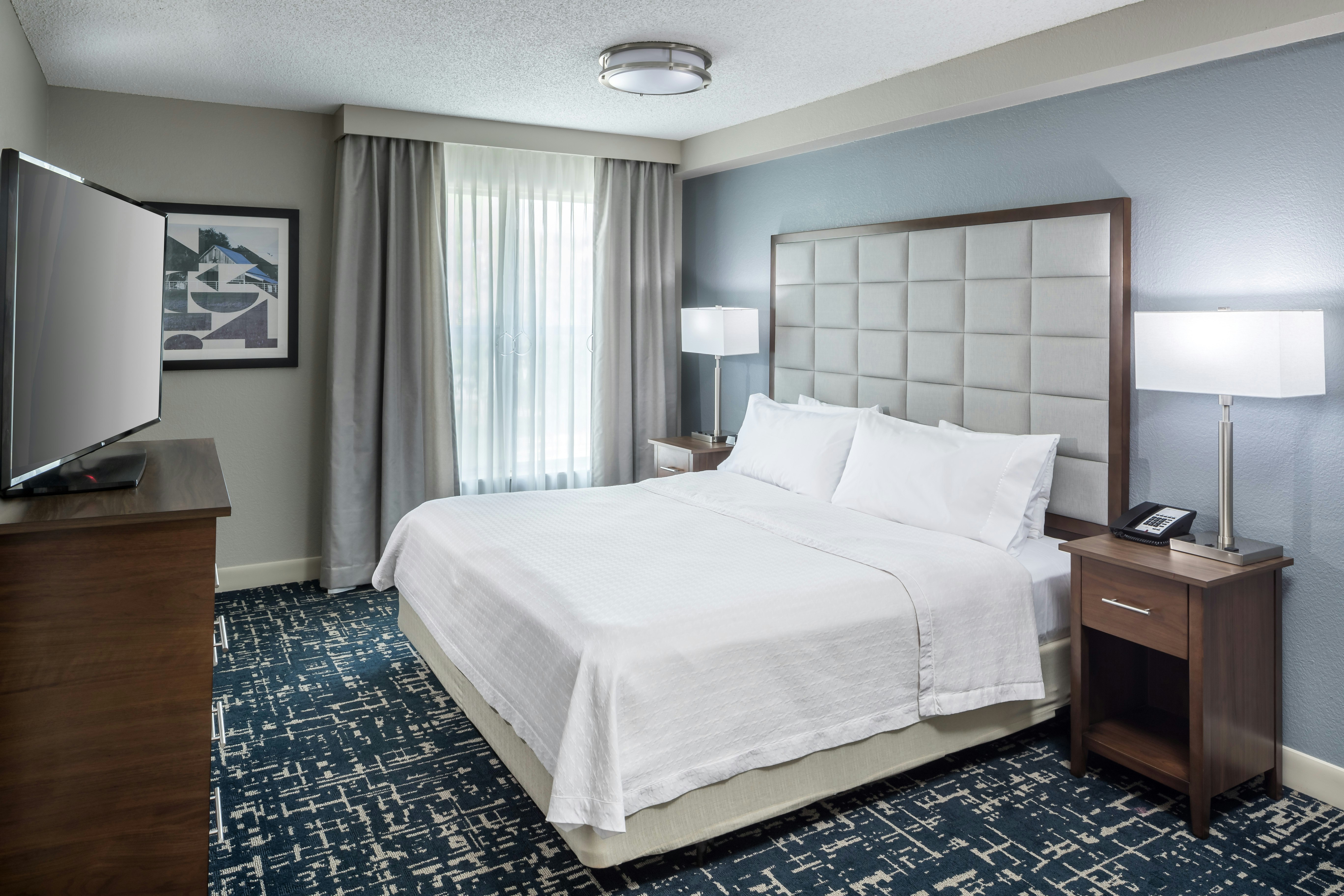 SUITE, KING BED, ACCESSIBLE