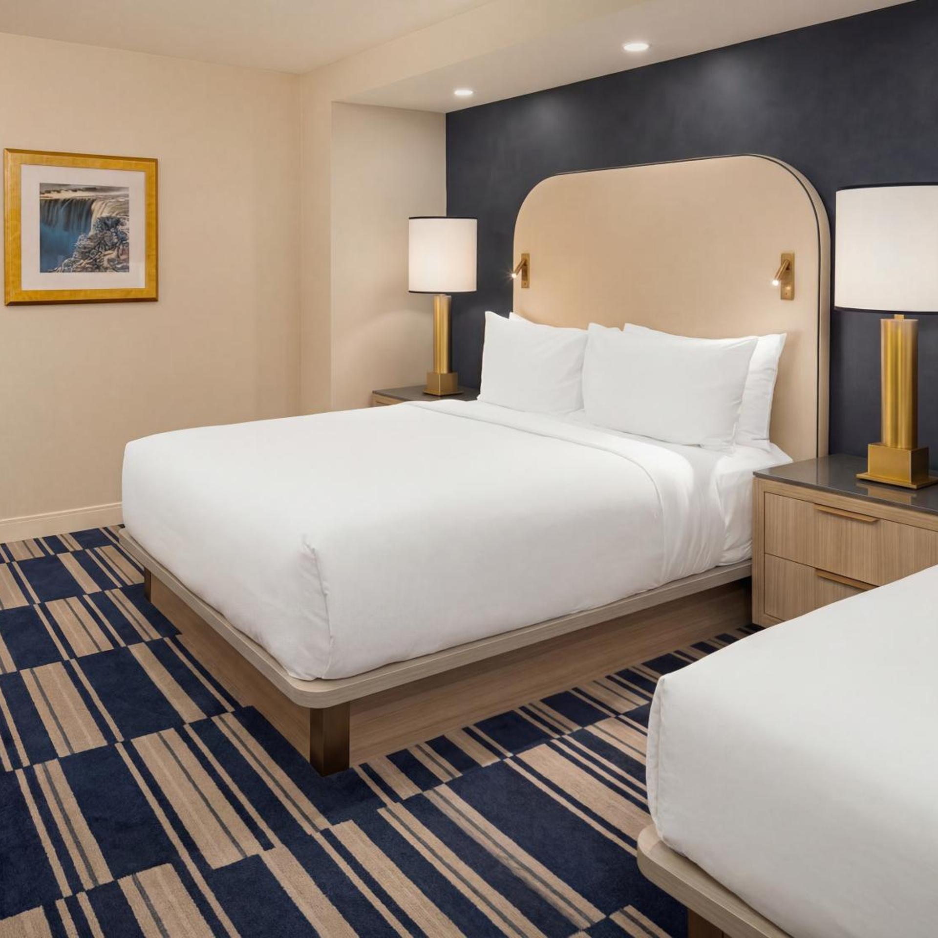 2 Rooms, Premium, Suite, 2 King Beds, 4 Queen Beds, Falls View، Embassy Suites By Hilton Niagara Falls Fallsview 2/3