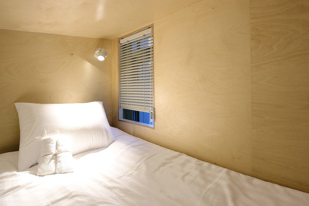 FEMALE DORM, FEMALE ONLY, 8 PEOPLE