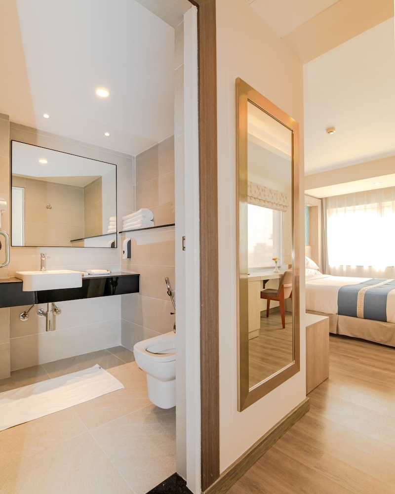 Mila Hotel 85/86