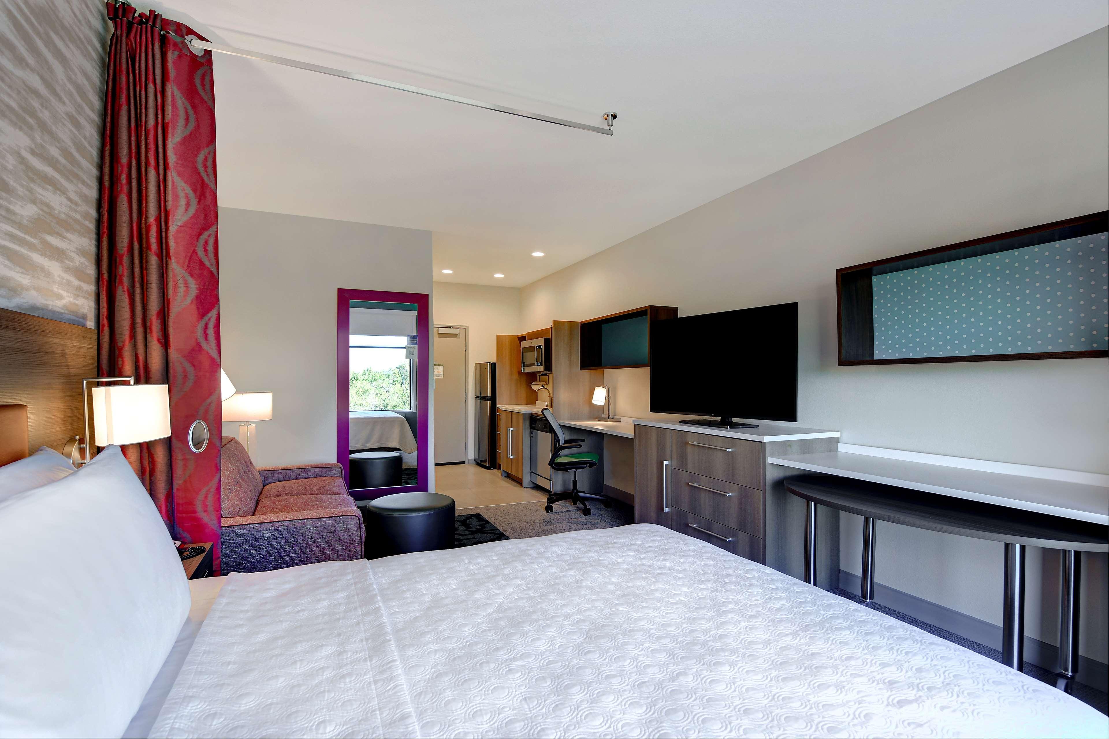 STUDIO, MURPHY BED, QUEEN BED