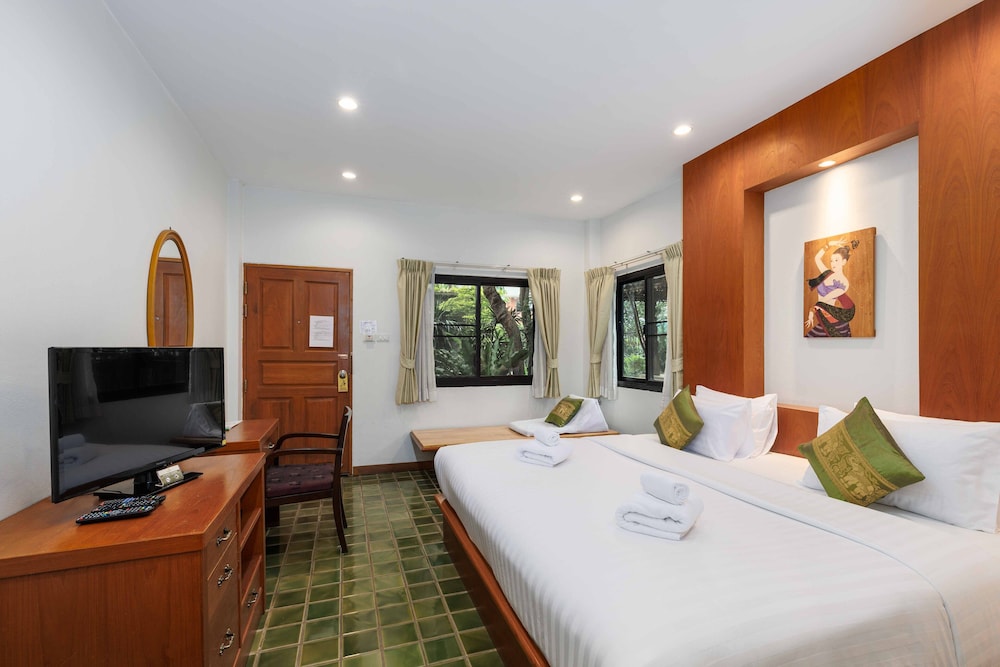 DELUXE, KING BED
