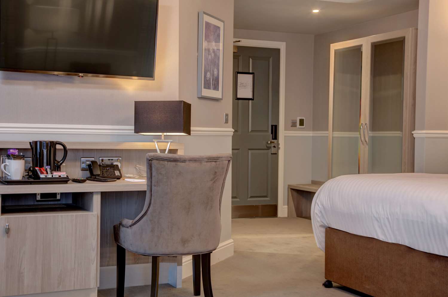 غرفة بسرير كينج وسرير فردي لذوي الإعاقة، Best Western Plus Kenwick Park Hotel 3/3