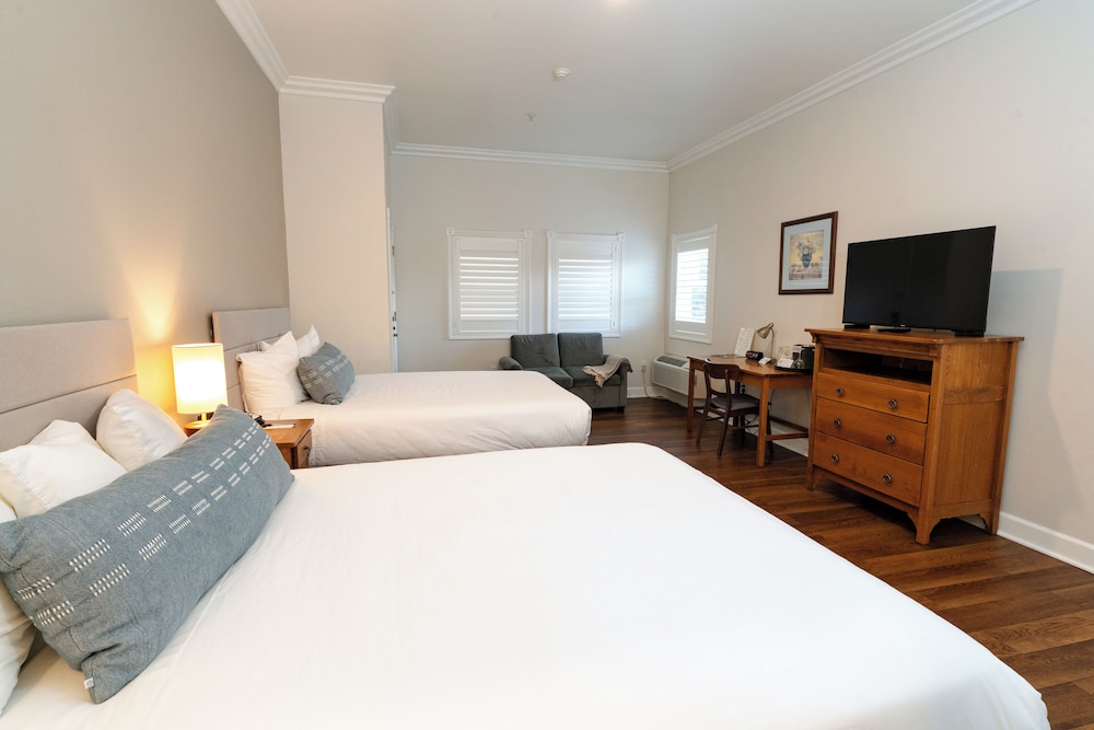 Room, 2 Queen Beds, No Elevator, Sofa, Annex