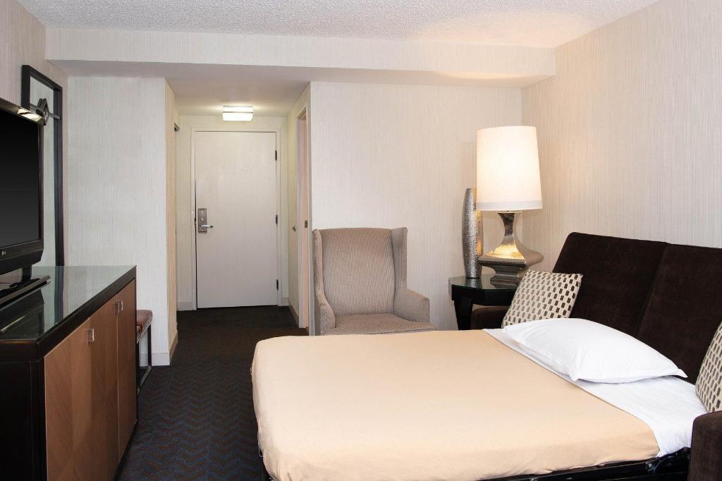 جناح جونيور بسرير كينج بشرفة بغرفة نوم واحدة مع أريكة، Sheraton Mission Valley San Diego 5/5