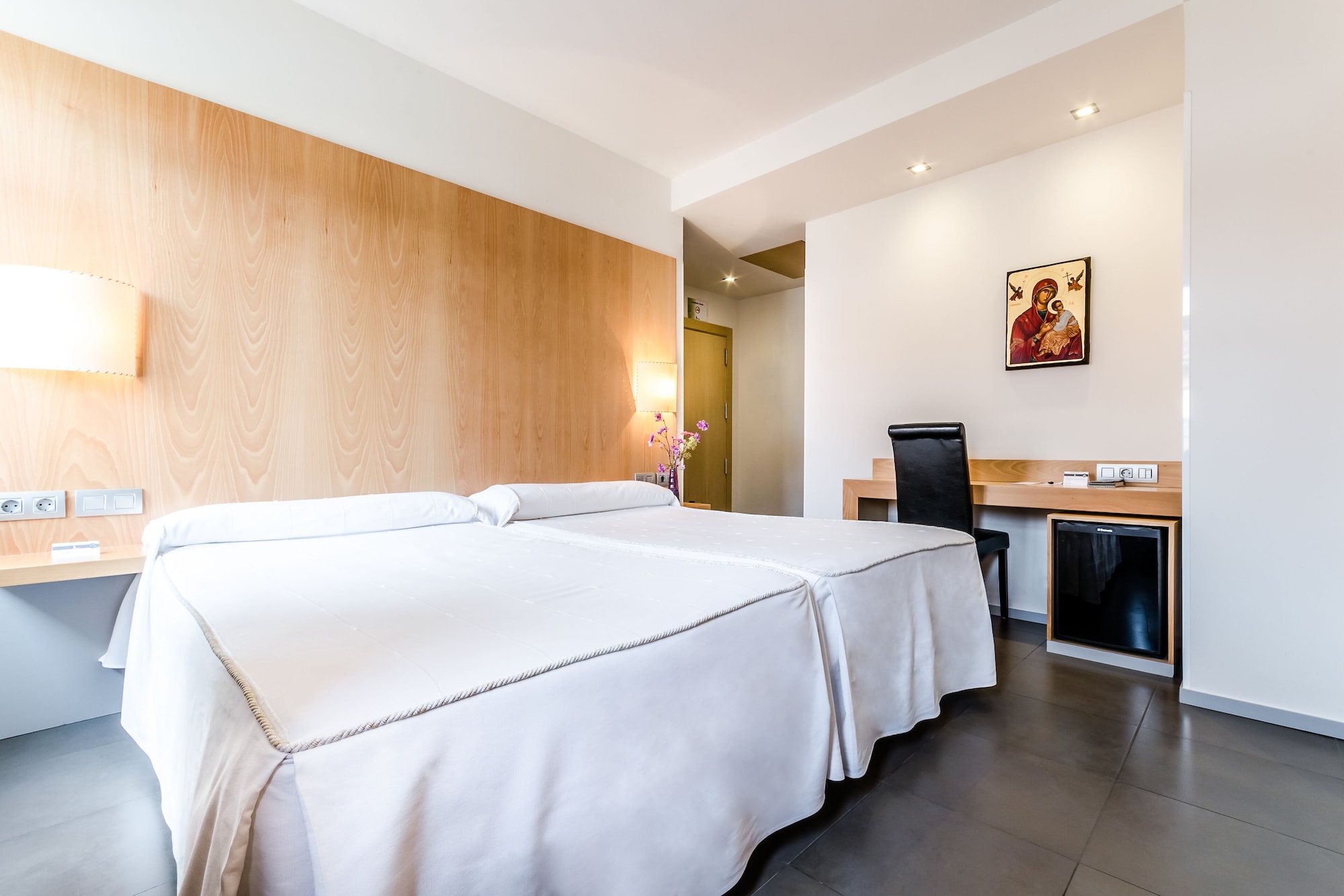 ROOM, DOUBLE BED, SMALL