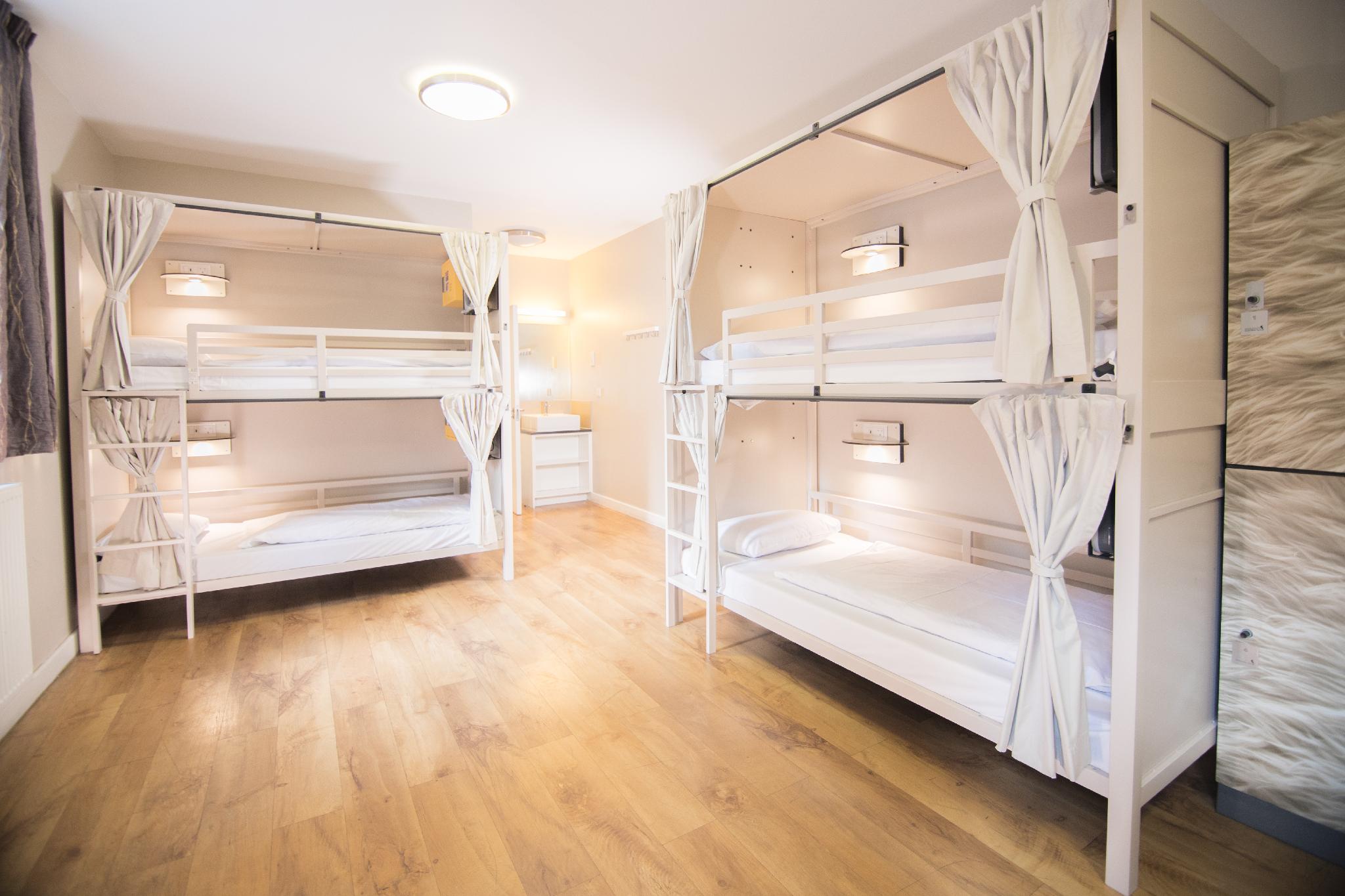 Private, Mixed Dorm, 4 Beds