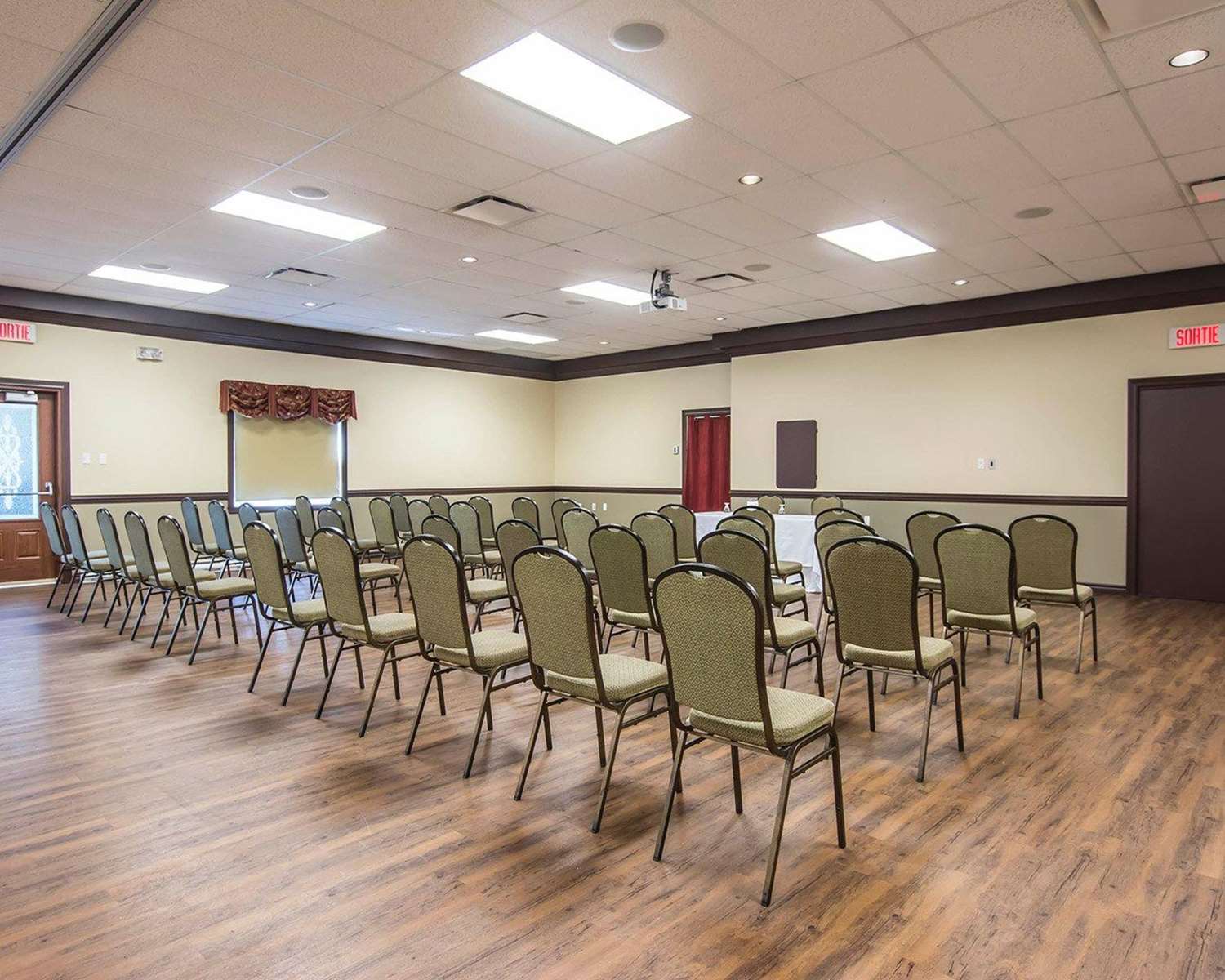 Econo Lodge Inn & Suites Montmagny QC 12/18