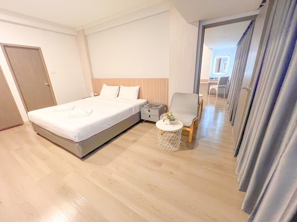 2 Bedrooms, Family, Quadruple, Twin Beds, King Bed