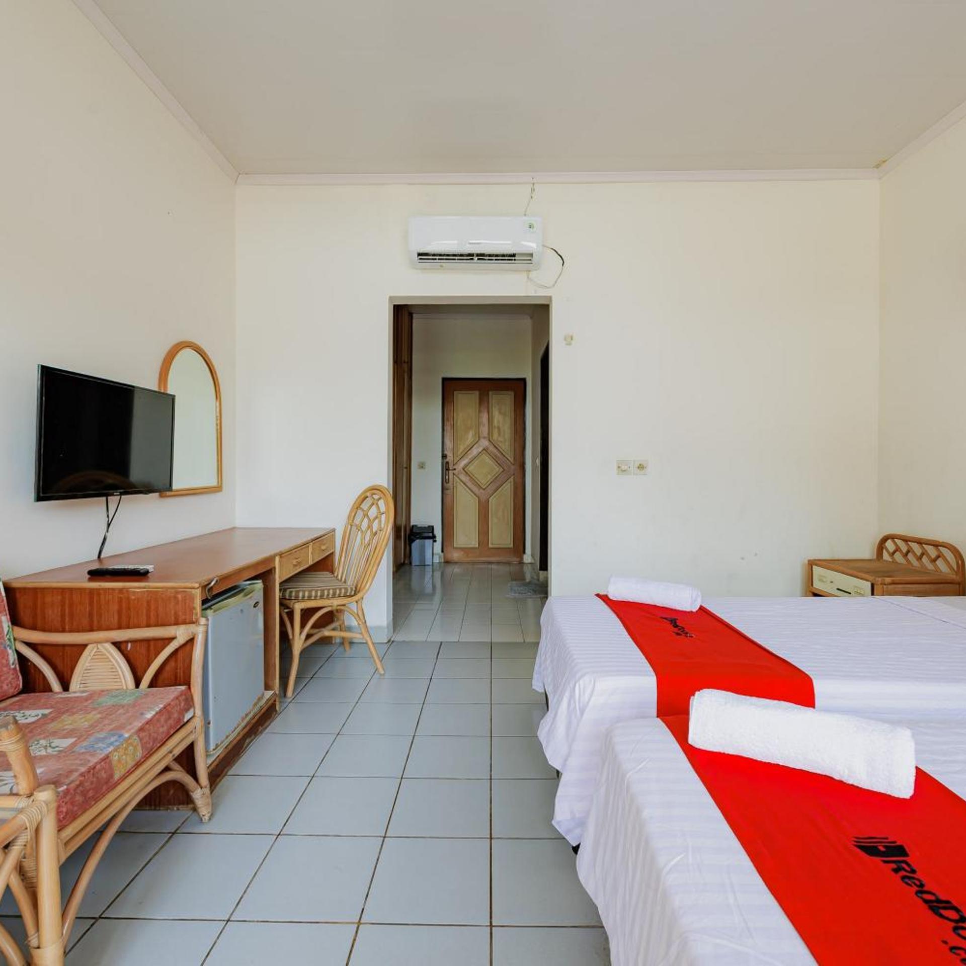 RedDoorz Plus near Tugu Mercusuar Anyer 18/50