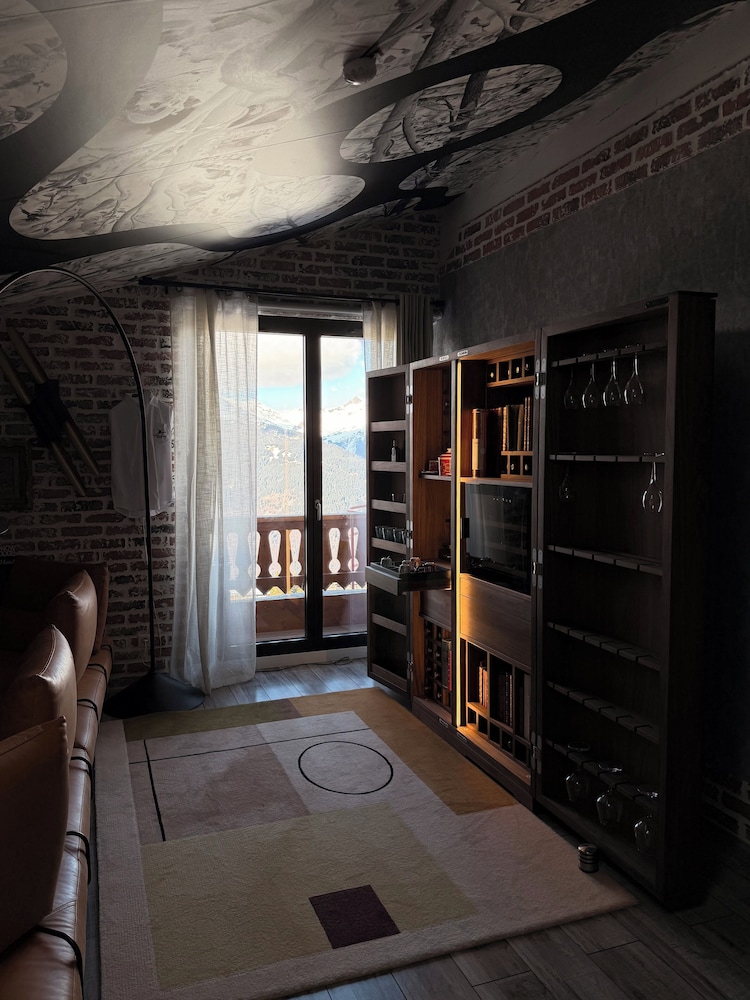 Snow Lodge Boutique Hotel 65/70