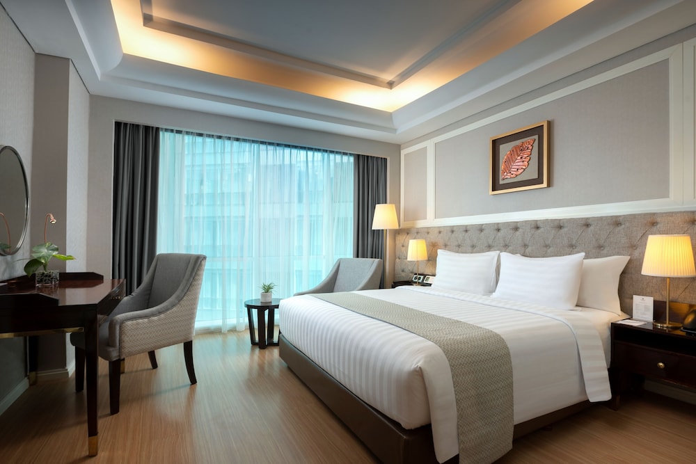 LAKE, DELUXE, QUEEN BED