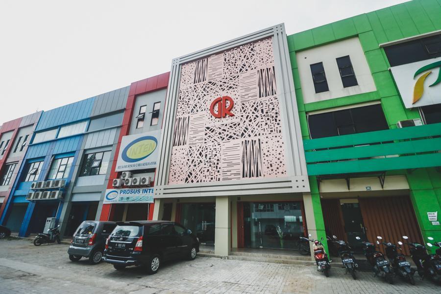 RedDoorz Plus near Living Plaza Jababeka 2/35