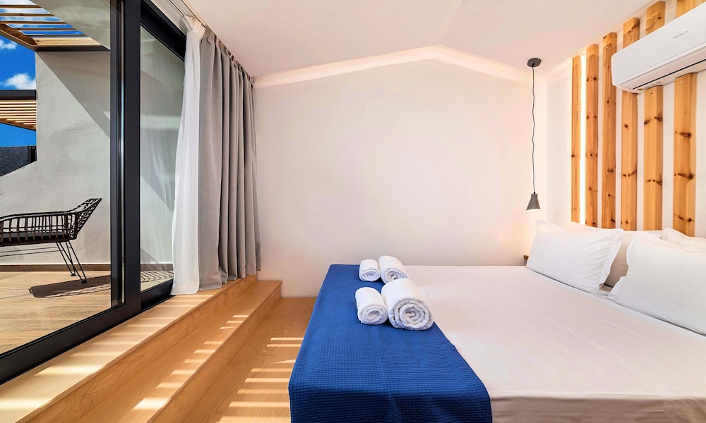 Aelia Suites 24/63